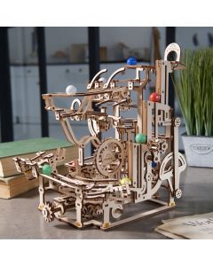 Ugears Marble Run Tiered Hoist– Писта със стъпаловидно повдигане -Механичен 3D дървен пъзел-70156